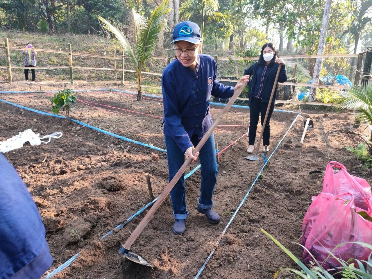 พช.กาญจนบุรี ร่วมกิจกรรมการส่งเสริมและพัฒนาอาชีพตามแนวทางหลักปรัชญาของเศรษฐกิจพอเพียง ณ บ้านไล่โว่ – สาละวะ ภายใต้ความร่วมมือระหว่างกรมการพัฒนาชุมชนกับมูลนิธิ MOA Thai