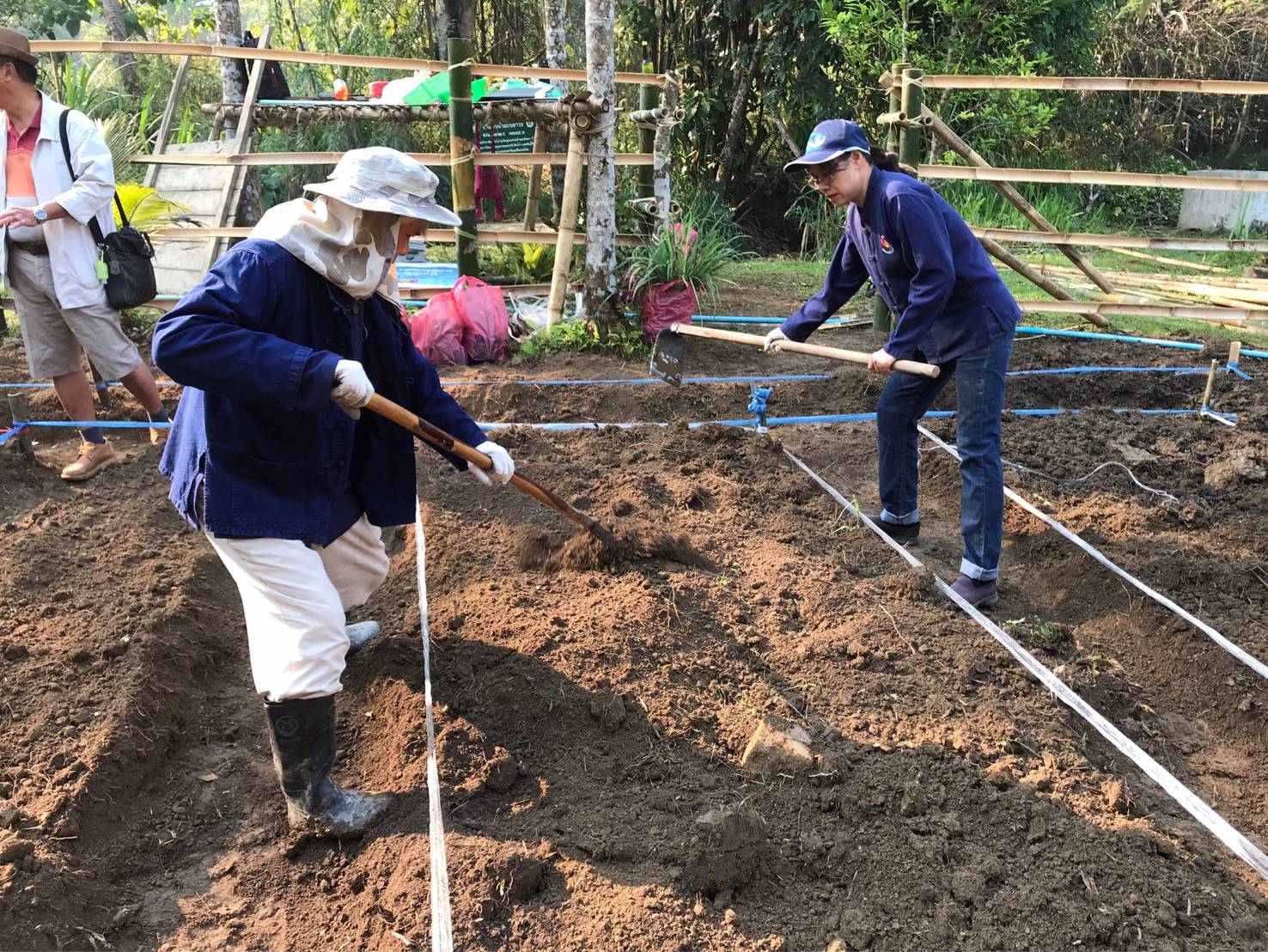 พช.กาญจนบุรี ร่วมกิจกรรมการส่งเสริมและพัฒนาอาชีพตามแนวทางหลักปรัชญาของเศรษฐกิจพอเพียง ณ บ้านไล่โว่ – สาละวะ ภายใต้ความร่วมมือระหว่างกรมการพัฒนาชุมชนกับมูลนิธิ MOA Thai