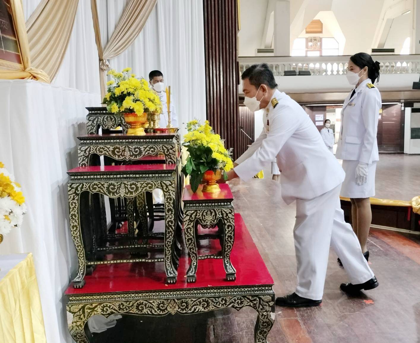 พช.กาญจนบุรี ร่วมวางพานพุ่มถวายพระราชสักการะพระบาทสมเด็จพระบรมชนกาธิเบศร มหาภูมิพลอดุลยเดชมหาราช บรมนาถบพิตร พระบิดาแห่งมาตรฐานการช่างไทย