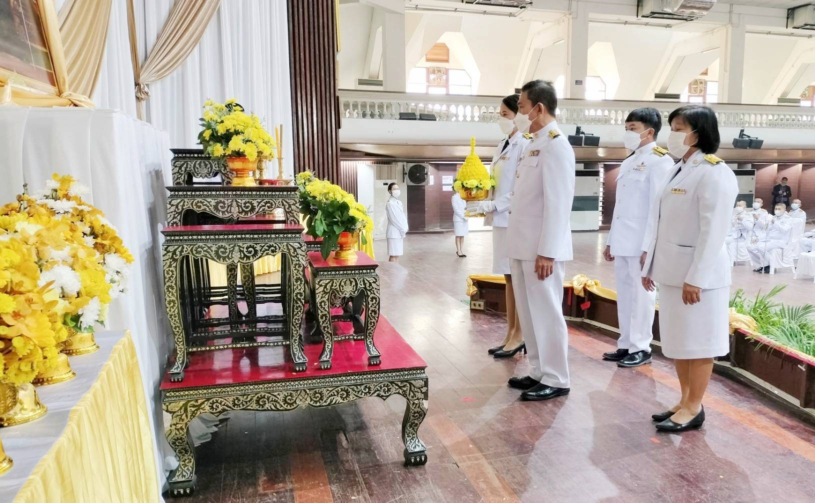 พช.กาญจนบุรี ร่วมวางพานพุ่มถวายพระราชสักการะพระบาทสมเด็จพระบรมชนกาธิเบศร มหาภูมิพลอดุลยเดชมหาราช บรมนาถบพิตร พระบิดาแห่งมาตรฐานการช่างไทย