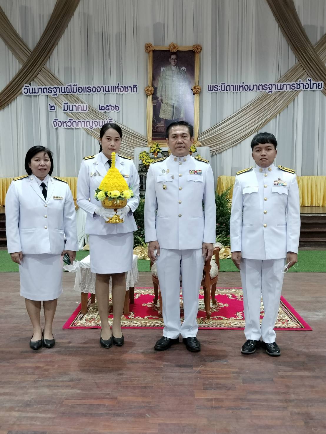 พช.กาญจนบุรี ร่วมวางพานพุ่มถวายพระราชสักการะพระบาทสมเด็จพระบรมชนกาธิเบศร มหาภูมิพลอดุลยเดชมหาราช บรมนาถบพิตร พระบิดาแห่งมาตรฐานการช่างไทย