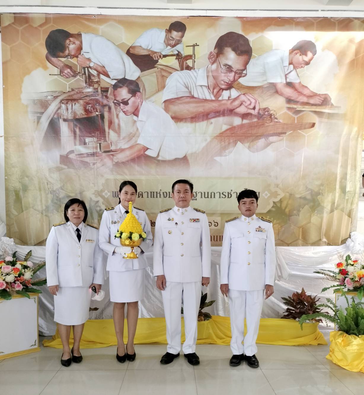พช.กาญจนบุรี ร่วมวางพานพุ่มถวายพระราชสักการะพระบาทสมเด็จพระบรมชนกาธิเบศร มหาภูมิพลอดุลยเดชมหาราช บรมนาถบพิตร พระบิดาแห่งมาตรฐานการช่างไทย