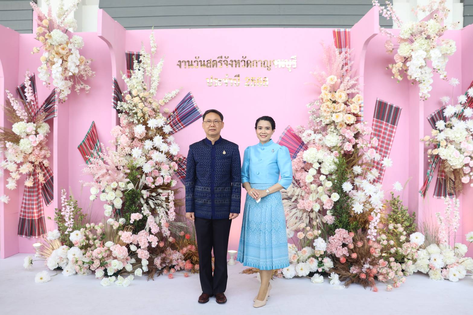 พช.กาญจนบุรีจัดงานสตรีกาญจน์ สวยไฉไลด้วยผ้าไทย ร่วมใจลดขยะ เนื่องในวันสตรีสากล ประจำปี 2566