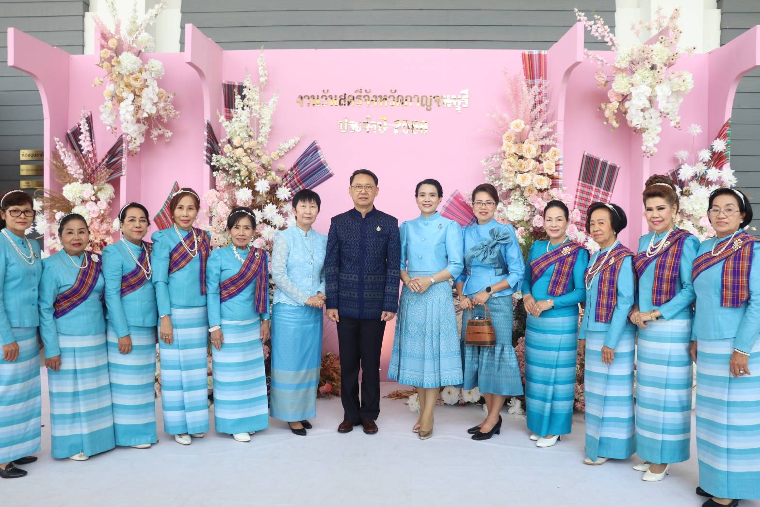 พช.กาญจนบุรีจัดงานสตรีกาญจน์ สวยไฉไลด้วยผ้าไทย ร่วมใจลดขยะ เนื่องในวันสตรีสากล ประจำปี 2566