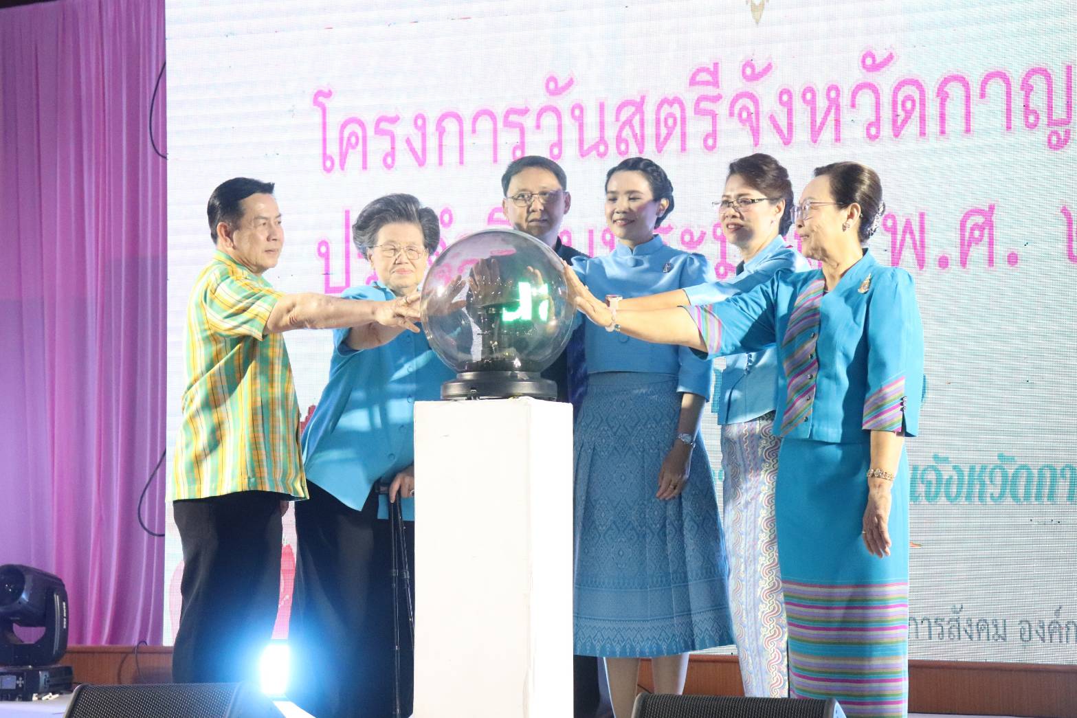 พช.กาญจนบุรีจัดงานสตรีกาญจน์ สวยไฉไลด้วยผ้าไทย ร่วมใจลดขยะ เนื่องในวันสตรีสากล ประจำปี 2566