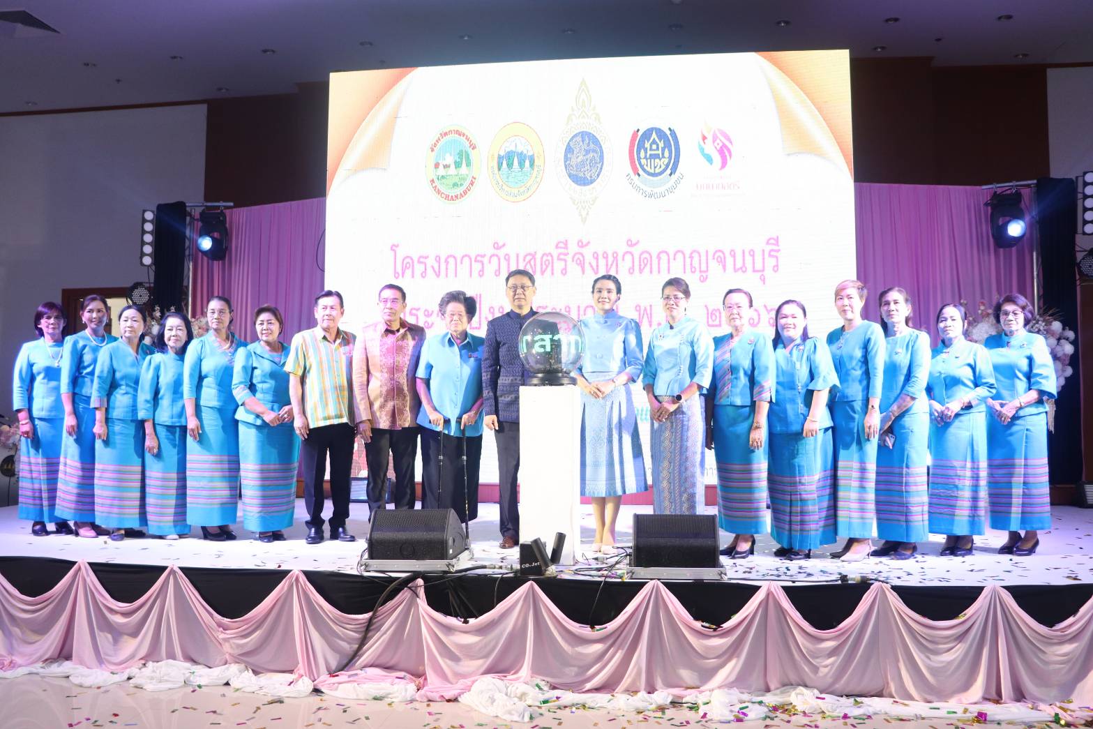 พช.กาญจนบุรีจัดงานสตรีกาญจน์ สวยไฉไลด้วยผ้าไทย ร่วมใจลดขยะ เนื่องในวันสตรีสากล ประจำปี 2566