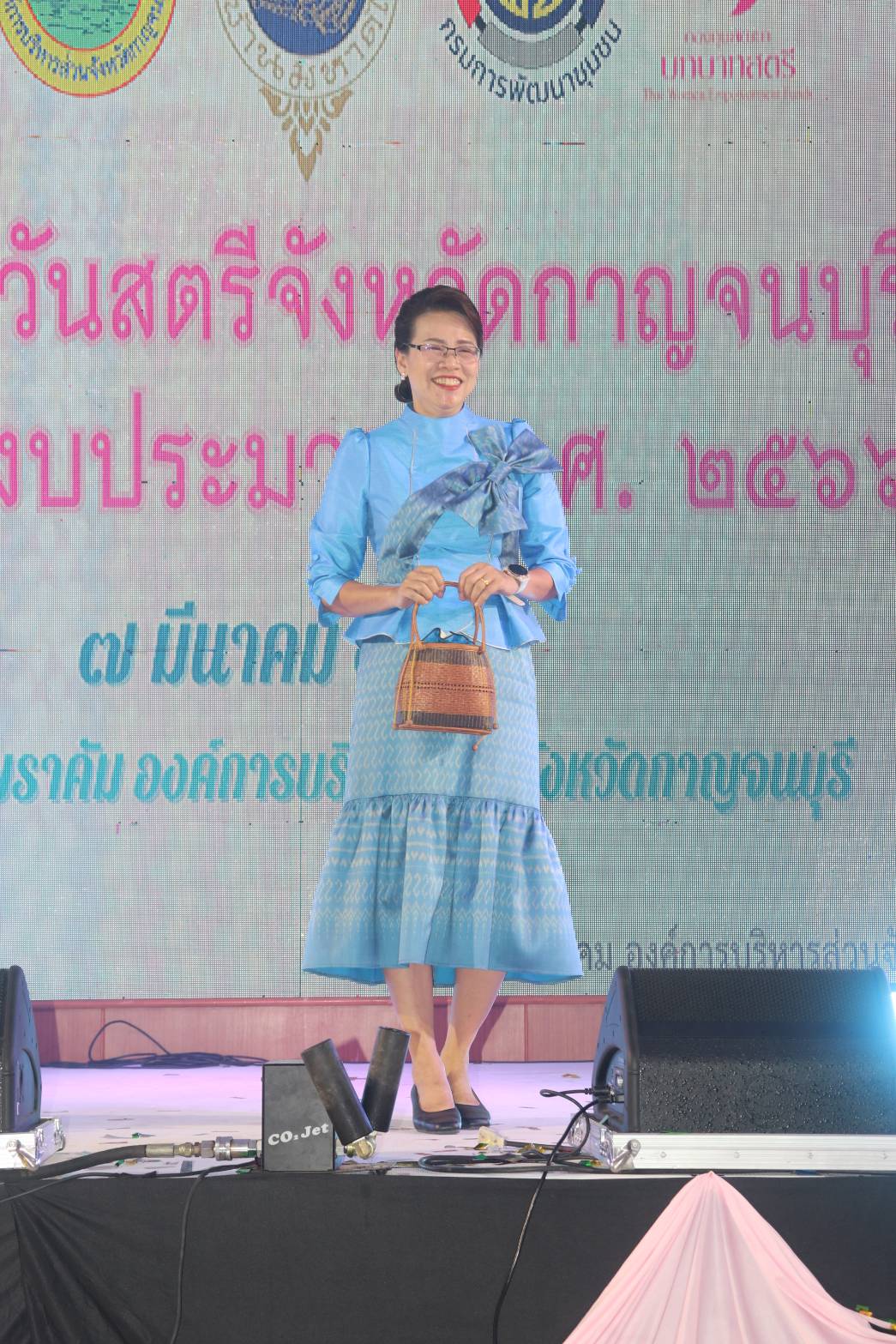 พช.กาญจนบุรีจัดงานสตรีกาญจน์ สวยไฉไลด้วยผ้าไทย ร่วมใจลดขยะ เนื่องในวันสตรีสากล ประจำปี 2566