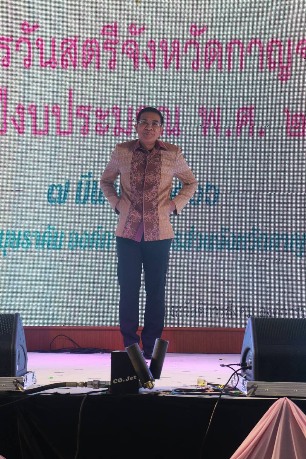 พช.กาญจนบุรีจัดงานสตรีกาญจน์ สวยไฉไลด้วยผ้าไทย ร่วมใจลดขยะ เนื่องในวันสตรีสากล ประจำปี 2566