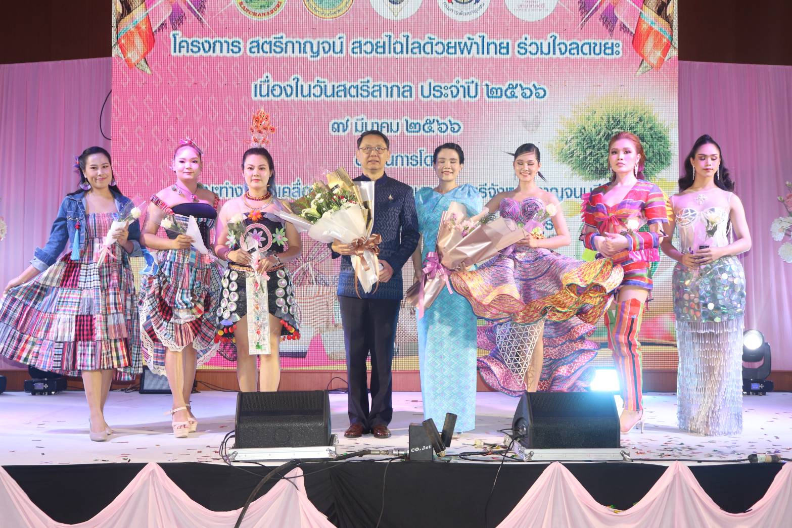 พช.กาญจนบุรีจัดงานสตรีกาญจน์ สวยไฉไลด้วยผ้าไทย ร่วมใจลดขยะ เนื่องในวันสตรีสากล ประจำปี 2566