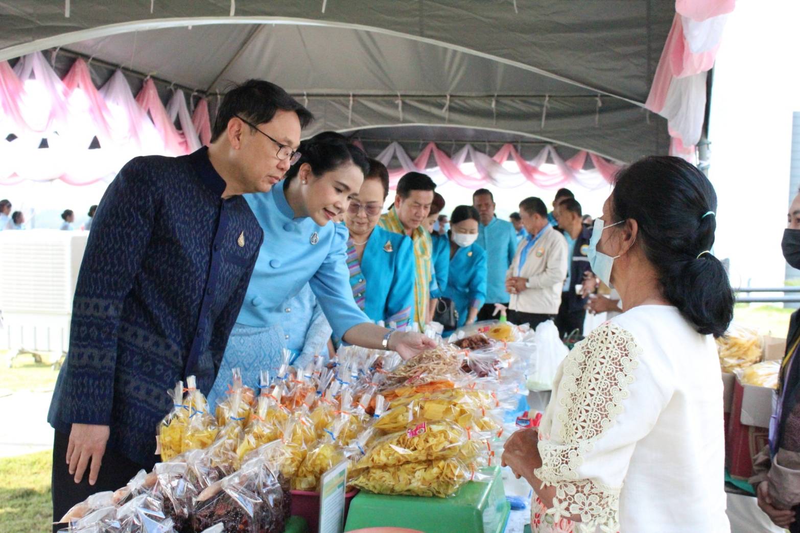 พช.กาญจนบุรีจัดงานสตรีกาญจน์ สวยไฉไลด้วยผ้าไทย ร่วมใจลดขยะ เนื่องในวันสตรีสากล ประจำปี 2566