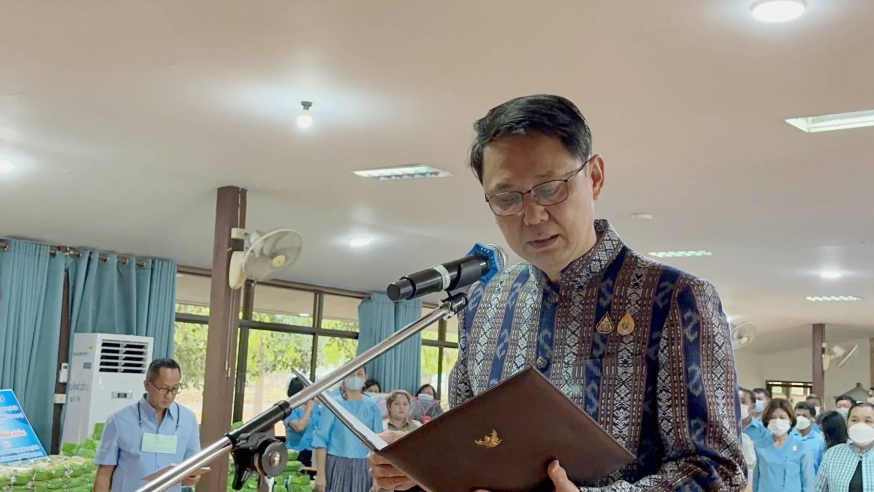 พช.กาญจนบุรี และเครือข่ายกองทุนแม่ของแผ่นดินจังหวัดกาญจนบุรี สำนึกในพระมหากรุณาธิคุณสมเด็จพระเจ้าลูกเธอ เจ้าฟ้าพัชรกิติยาภา นเรนทิราเทพยวดี กรมหลวงราชสาริณีสิริพัชร มหาวัชรราชธิดา ร่วมมอบข้าวสารและของใช้อุปโภค ในครัวเรือน ให้แก่ครัวเรือนยากจน