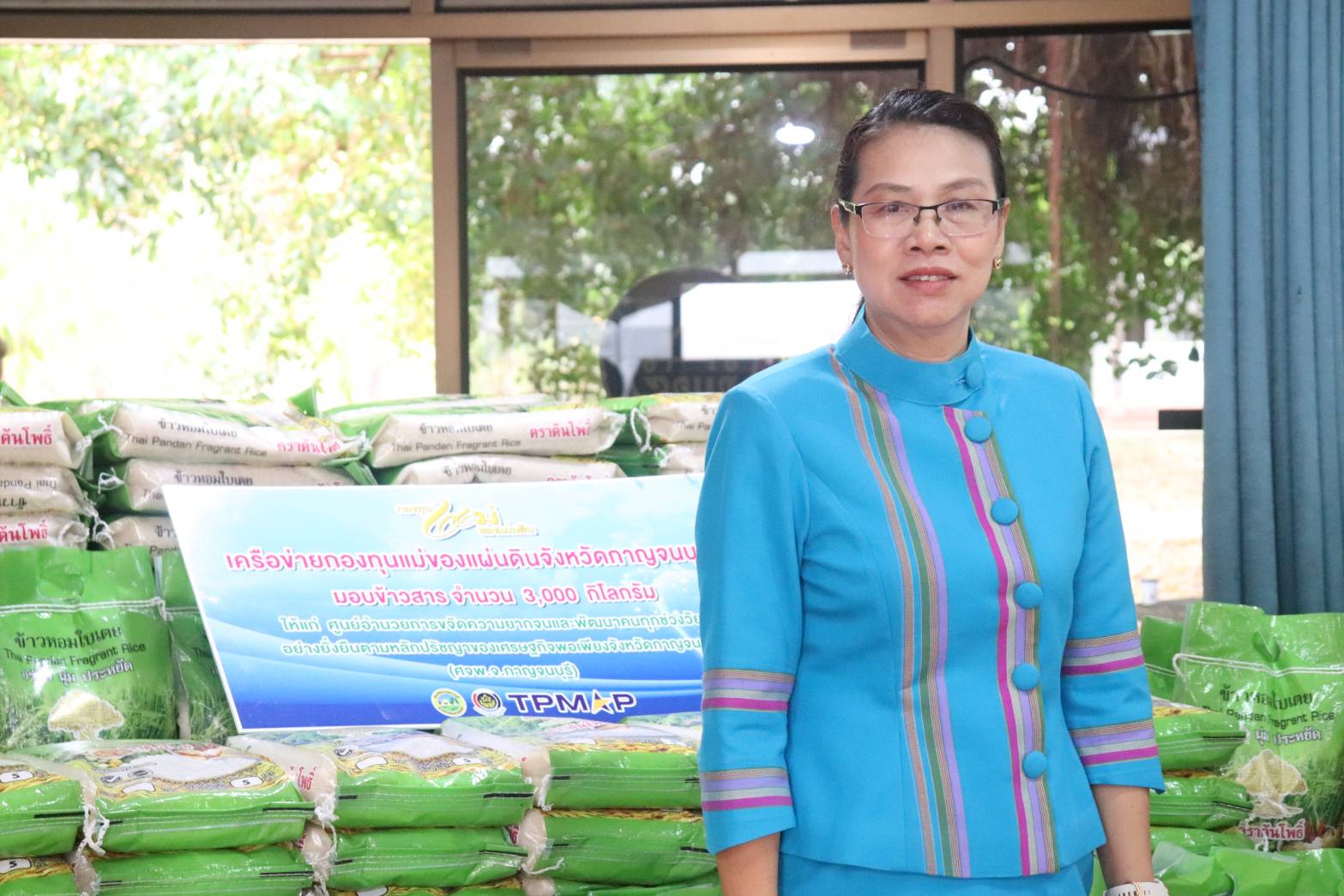 พช.กาญจนบุรี และเครือข่ายกองทุนแม่ของแผ่นดินจังหวัดกาญจนบุรี สำนึกในพระมหากรุณาธิคุณสมเด็จพระเจ้าลูกเธอ เจ้าฟ้าพัชรกิติยาภา นเรนทิราเทพยวดี กรมหลวงราชสาริณีสิริพัชร มหาวัชรราชธิดา ร่วมมอบข้าวสารและของใช้อุปโภค ในครัวเรือน ให้แก่ครัวเรือนยากจน