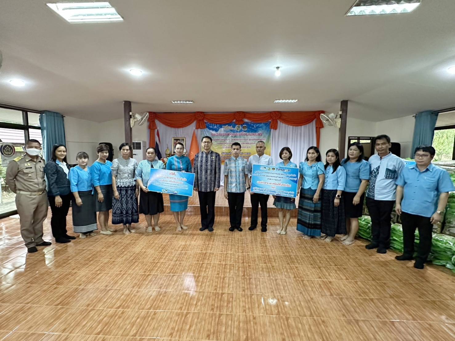 พช.กาญจนบุรี และเครือข่ายกองทุนแม่ของแผ่นดินจังหวัดกาญจนบุรี สำนึกในพระมหากรุณาธิคุณสมเด็จพระเจ้าลูกเธอ เจ้าฟ้าพัชรกิติยาภา นเรนทิราเทพยวดี กรมหลวงราชสาริณีสิริพัชร มหาวัชรราชธิดา ร่วมมอบข้าวสารและของใช้อุปโภค ในครัวเรือน ให้แก่ครัวเรือนยากจน