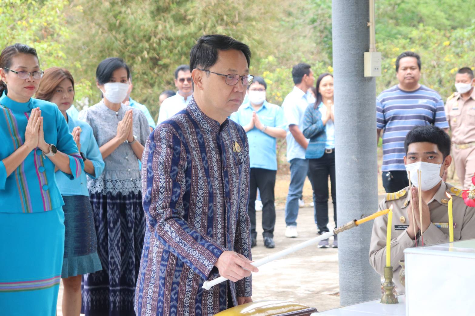 พช.กาญจนบุรี และเครือข่ายกองทุนแม่ของแผ่นดินจังหวัดกาญจนบุรี สำนึกในพระมหากรุณาธิคุณสมเด็จพระเจ้าลูกเธอ เจ้าฟ้าพัชรกิติยาภา นเรนทิราเทพยวดี กรมหลวงราชสาริณีสิริพัชร มหาวัชรราชธิดา ร่วมมอบข้าวสารและของใช้อุปโภค ในครัวเรือน ให้แก่ครัวเรือนยากจน