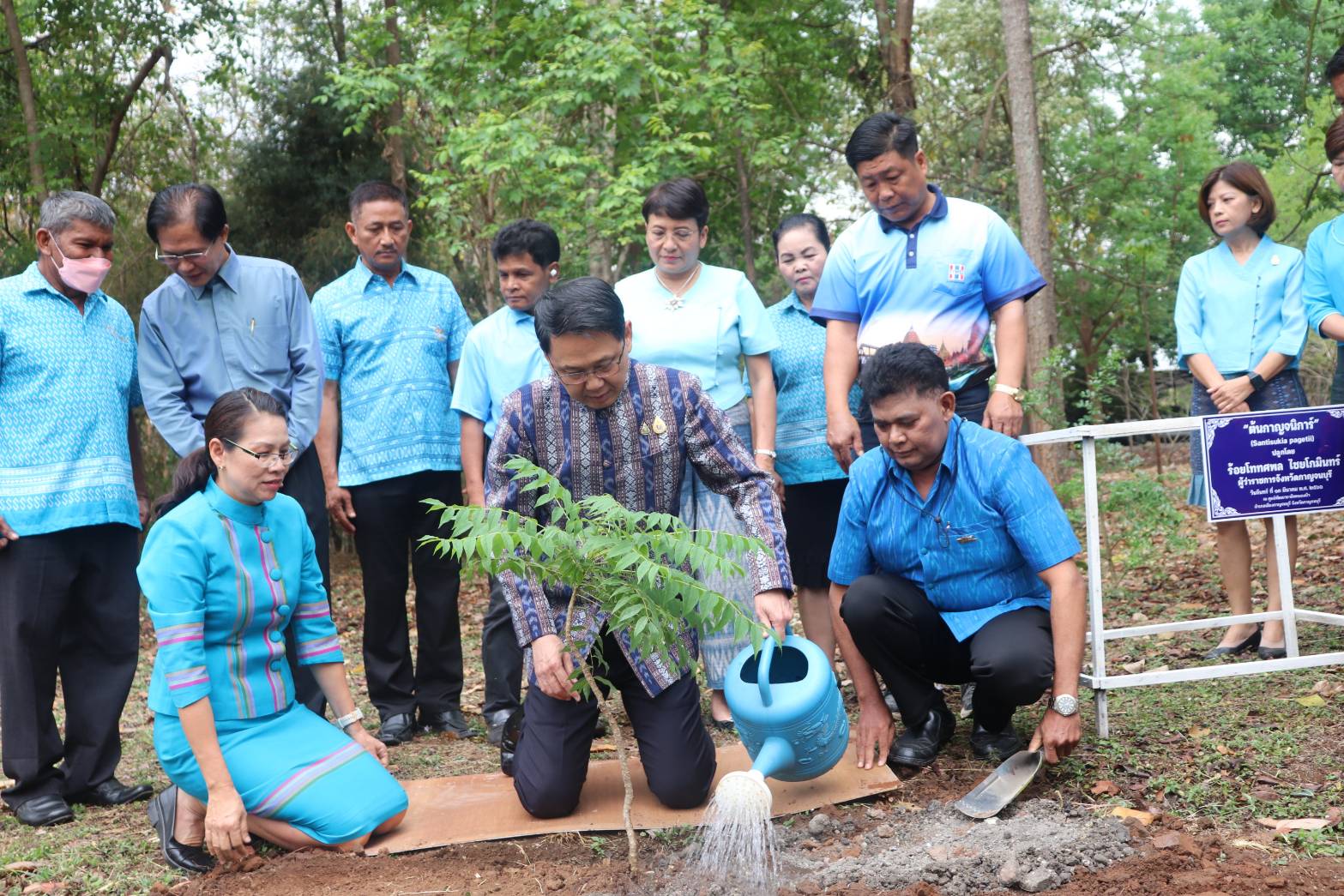 พช.กาญจนบุรี และเครือข่ายกองทุนแม่ของแผ่นดินจังหวัดกาญจนบุรี สำนึกในพระมหากรุณาธิคุณสมเด็จพระเจ้าลูกเธอ เจ้าฟ้าพัชรกิติยาภา นเรนทิราเทพยวดี กรมหลวงราชสาริณีสิริพัชร มหาวัชรราชธิดา ร่วมมอบข้าวสารและของใช้อุปโภค ในครัวเรือน ให้แก่ครัวเรือนยากจน