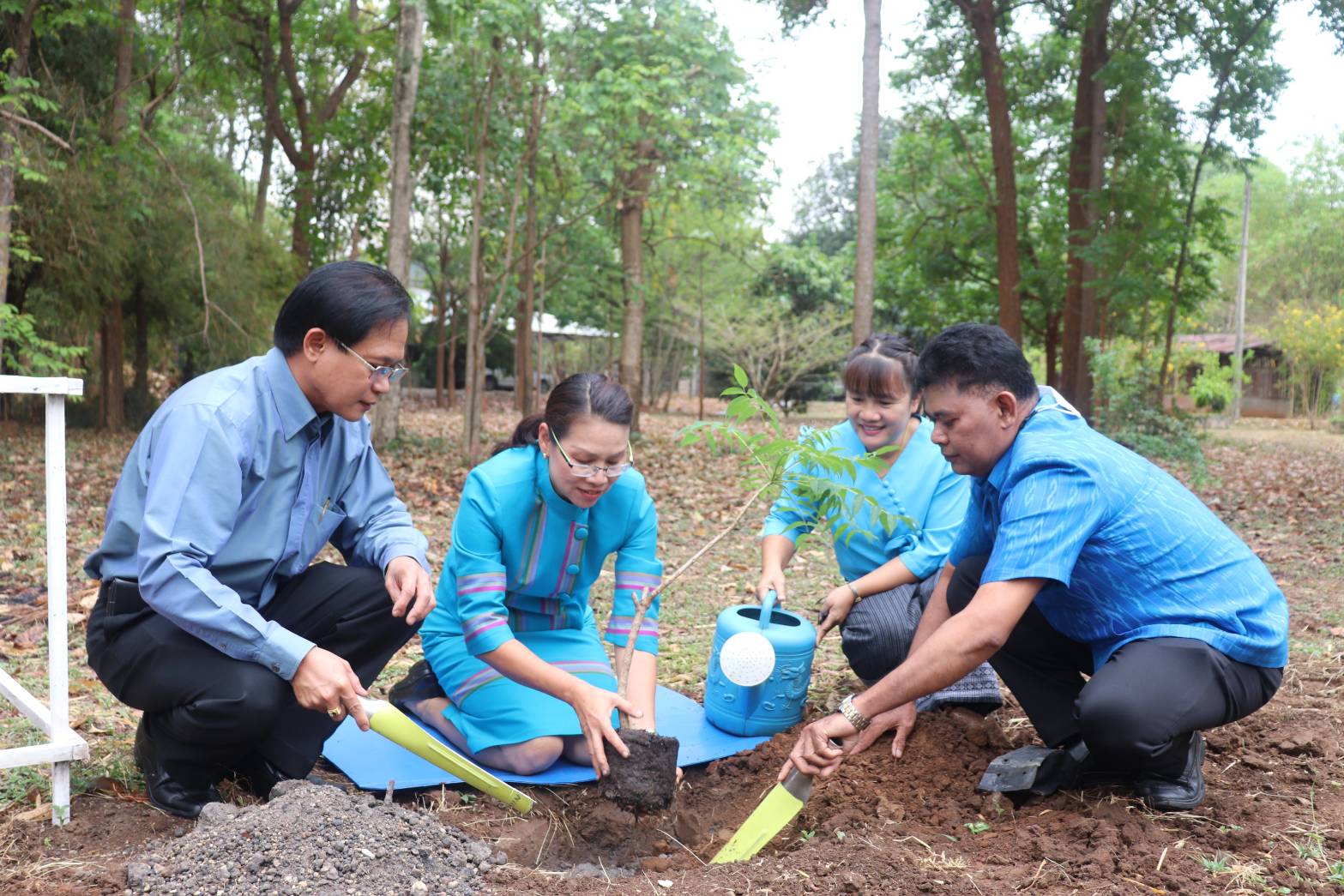 พช.กาญจนบุรี และเครือข่ายกองทุนแม่ของแผ่นดินจังหวัดกาญจนบุรี สำนึกในพระมหากรุณาธิคุณสมเด็จพระเจ้าลูกเธอ เจ้าฟ้าพัชรกิติยาภา นเรนทิราเทพยวดี กรมหลวงราชสาริณีสิริพัชร มหาวัชรราชธิดา ร่วมมอบข้าวสารและของใช้อุปโภค ในครัวเรือน ให้แก่ครัวเรือนยากจน