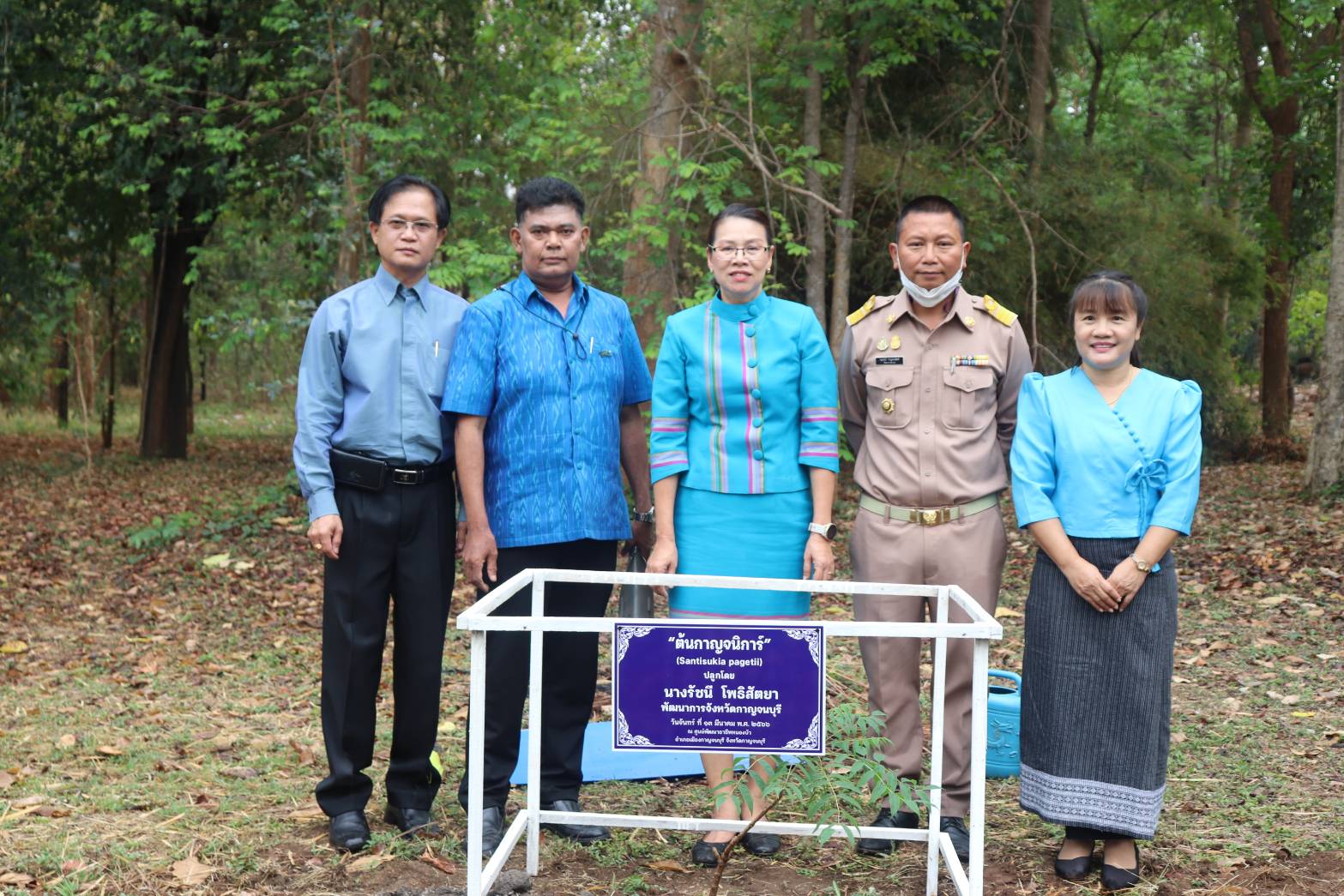พช.กาญจนบุรี และเครือข่ายกองทุนแม่ของแผ่นดินจังหวัดกาญจนบุรี สำนึกในพระมหากรุณาธิคุณสมเด็จพระเจ้าลูกเธอ เจ้าฟ้าพัชรกิติยาภา นเรนทิราเทพยวดี กรมหลวงราชสาริณีสิริพัชร มหาวัชรราชธิดา ร่วมมอบข้าวสารและของใช้อุปโภค ในครัวเรือน ให้แก่ครัวเรือนยากจน