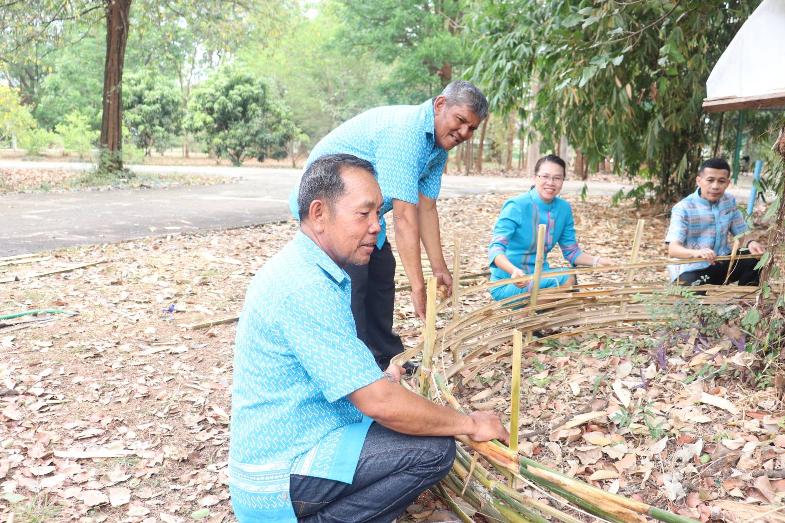 พช.กาญจนบุรี และเครือข่ายกองทุนแม่ของแผ่นดินจังหวัดกาญจนบุรี สำนึกในพระมหากรุณาธิคุณสมเด็จพระเจ้าลูกเธอ เจ้าฟ้าพัชรกิติยาภา นเรนทิราเทพยวดี กรมหลวงราชสาริณีสิริพัชร มหาวัชรราชธิดา ร่วมมอบข้าวสารและของใช้อุปโภค ในครัวเรือน ให้แก่ครัวเรือนยากจน