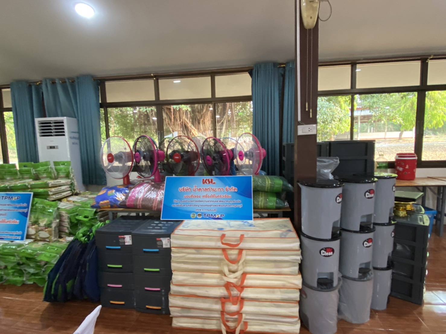 พช.กาญจนบุรี และเครือข่ายกองทุนแม่ของแผ่นดินจังหวัดกาญจนบุรี สำนึกในพระมหากรุณาธิคุณสมเด็จพระเจ้าลูกเธอ เจ้าฟ้าพัชรกิติยาภา นเรนทิราเทพยวดี กรมหลวงราชสาริณีสิริพัชร มหาวัชรราชธิดา ร่วมมอบข้าวสารและของใช้อุปโภค ในครัวเรือน ให้แก่ครัวเรือนยากจน