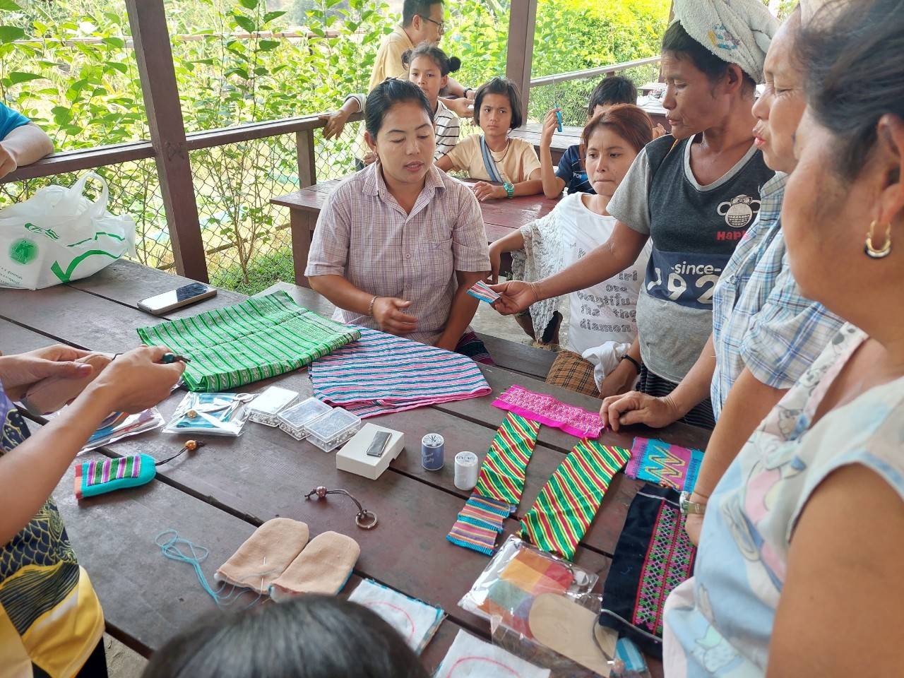 พช.กาญจนบุรี ขยายโอกาส ส่งเสริมการเรียนรู้ และสร้างบทบาทของเด็ก เยาวชน และสตรีในพื้นที่ชายขอบ อำเภอสังขละบุรี จังหวัดกาญจนบุรี