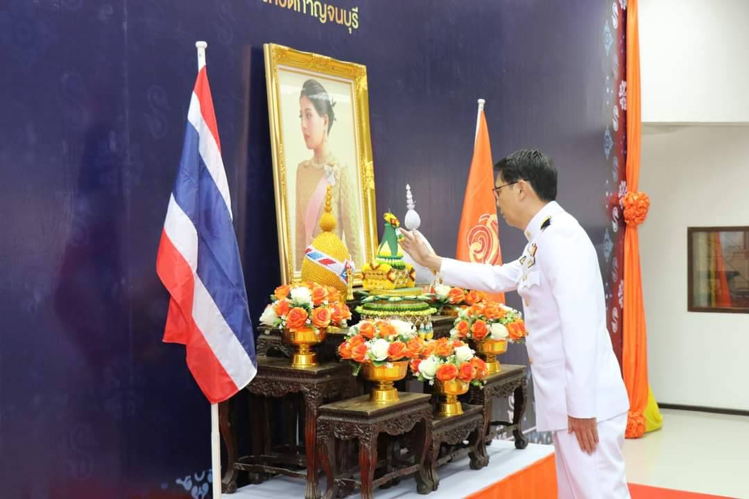พช.กาญจนบุรี จัดพิธีมอบลายผ้าพระราชทาน “ผ้าลายดอกรักราชกัญญา” สืบสานพระราชปณิธาน ต่อยอดการพัฒนา สร้างงาน สร้างรายได้ กระจายสู่ชุมชนอย่างยั่งยืน