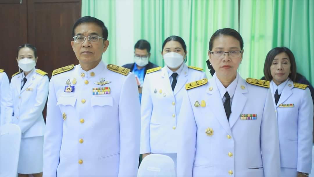 พช.กาญจนบุรี จัดพิธีมอบลายผ้าพระราชทาน “ผ้าลายดอกรักราชกัญญา” สืบสานพระราชปณิธาน ต่อยอดการพัฒนา สร้างงาน สร้างรายได้ กระจายสู่ชุมชนอย่างยั่งยืน