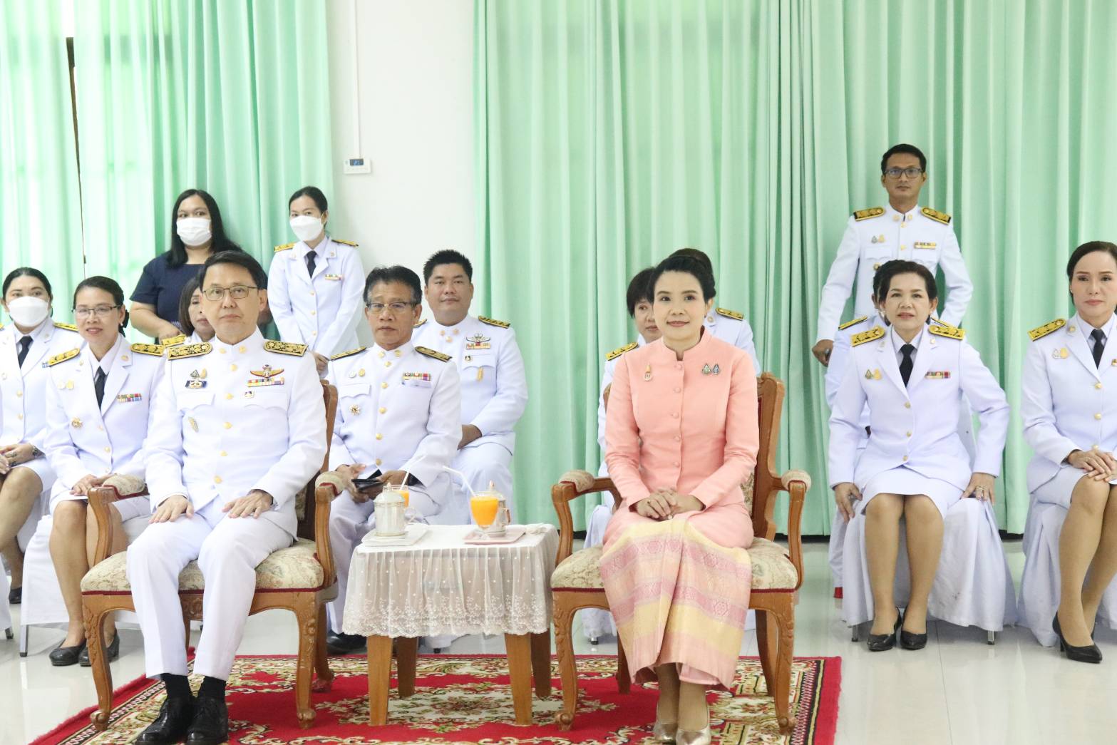 พช.กาญจนบุรี จัดพิธีมอบลายผ้าพระราชทาน “ผ้าลายดอกรักราชกัญญา” สืบสานพระราชปณิธาน ต่อยอดการพัฒนา สร้างงาน สร้างรายได้ กระจายสู่ชุมชนอย่างยั่งยืน