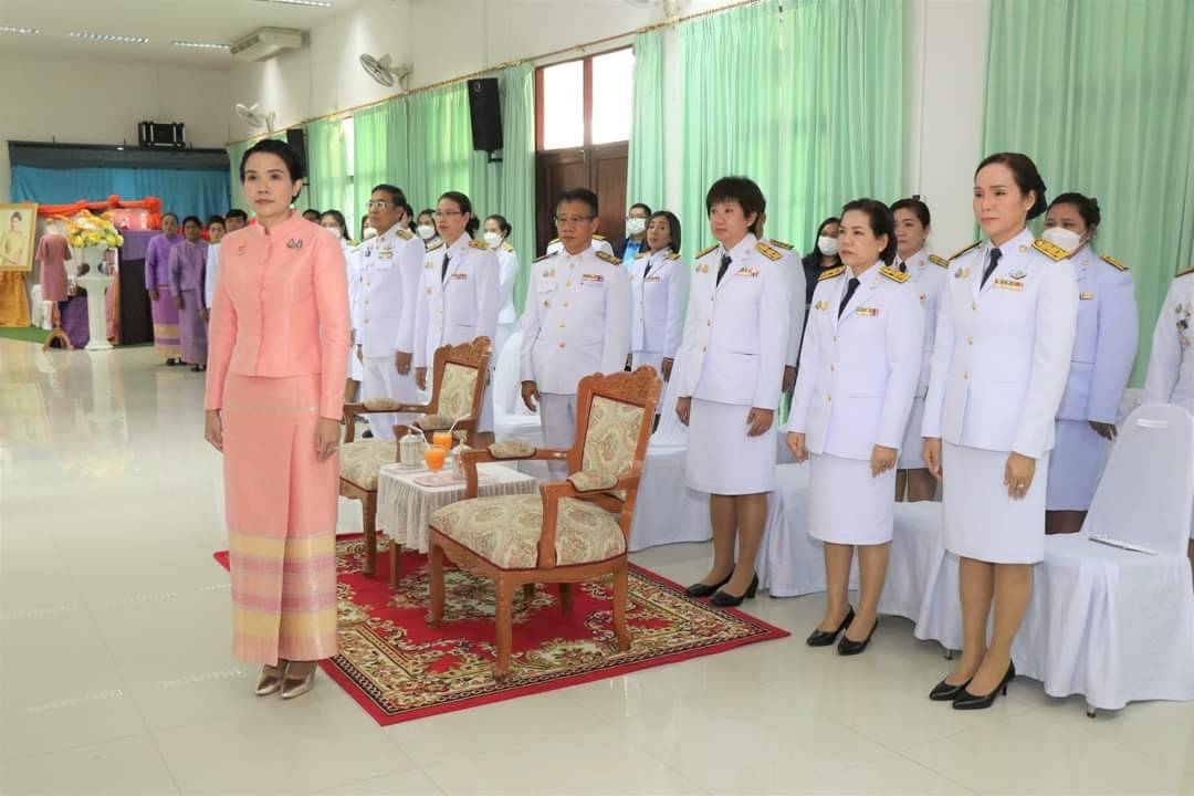 พช.กาญจนบุรี จัดพิธีมอบลายผ้าพระราชทาน “ผ้าลายดอกรักราชกัญญา” สืบสานพระราชปณิธาน ต่อยอดการพัฒนา สร้างงาน สร้างรายได้ กระจายสู่ชุมชนอย่างยั่งยืน
