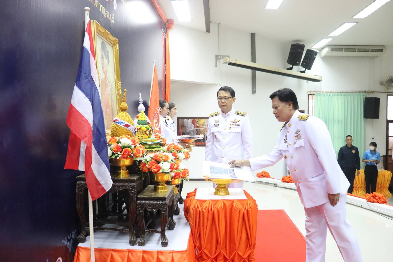 พช.กาญจนบุรี จัดพิธีมอบลายผ้าพระราชทาน “ผ้าลายดอกรักราชกัญญา” สืบสานพระราชปณิธาน ต่อยอดการพัฒนา สร้างงาน สร้างรายได้ กระจายสู่ชุมชนอย่างยั่งยืน