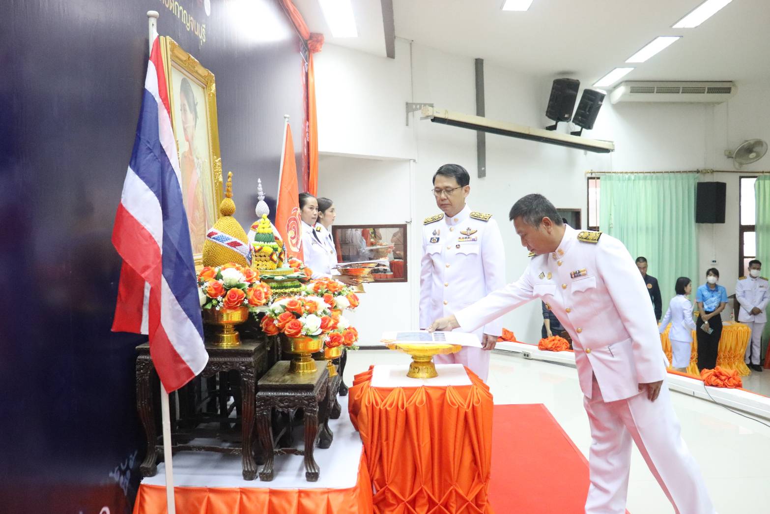 พช.กาญจนบุรี จัดพิธีมอบลายผ้าพระราชทาน “ผ้าลายดอกรักราชกัญญา” สืบสานพระราชปณิธาน ต่อยอดการพัฒนา สร้างงาน สร้างรายได้ กระจายสู่ชุมชนอย่างยั่งยืน