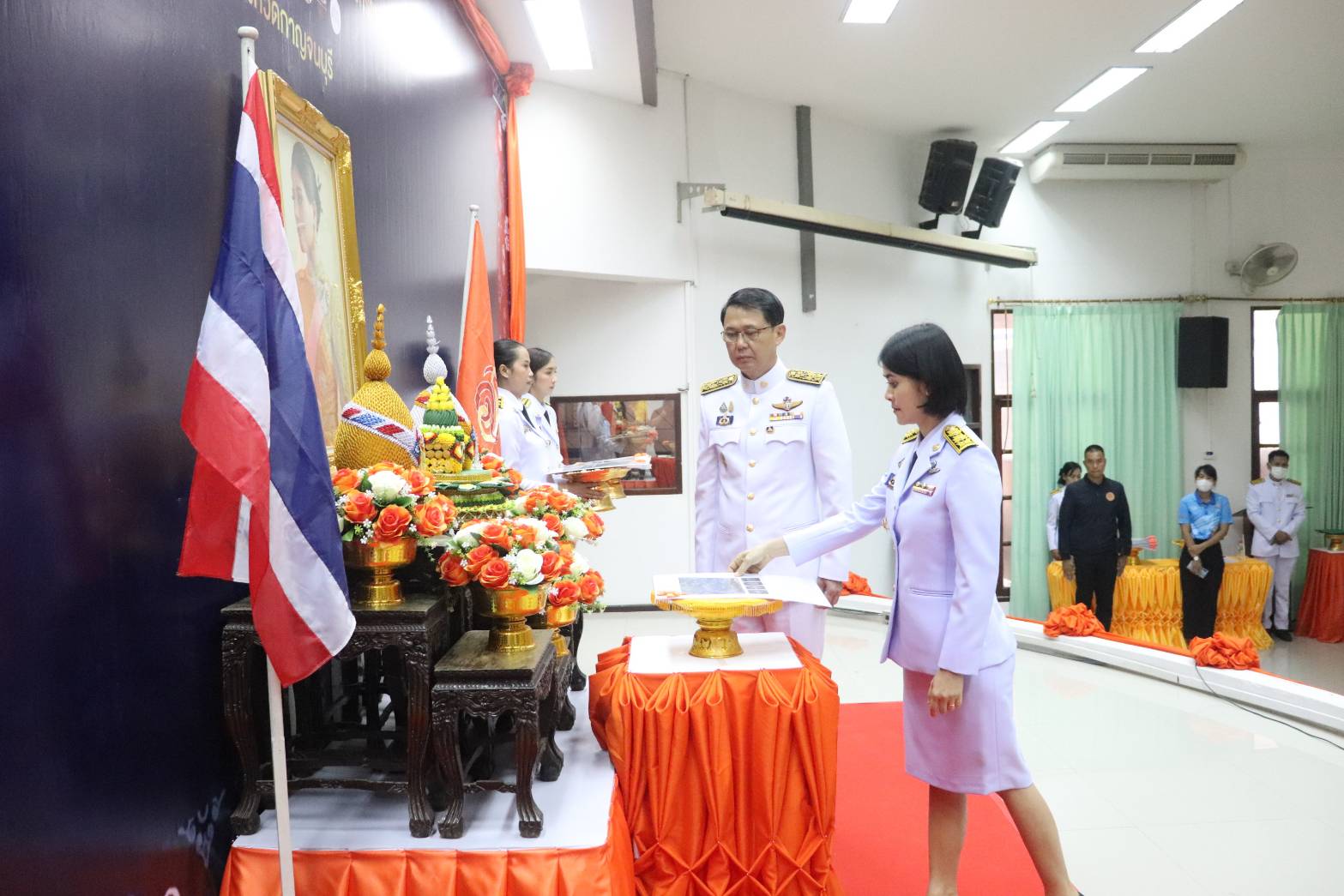 พช.กาญจนบุรี จัดพิธีมอบลายผ้าพระราชทาน “ผ้าลายดอกรักราชกัญญา” สืบสานพระราชปณิธาน ต่อยอดการพัฒนา สร้างงาน สร้างรายได้ กระจายสู่ชุมชนอย่างยั่งยืน