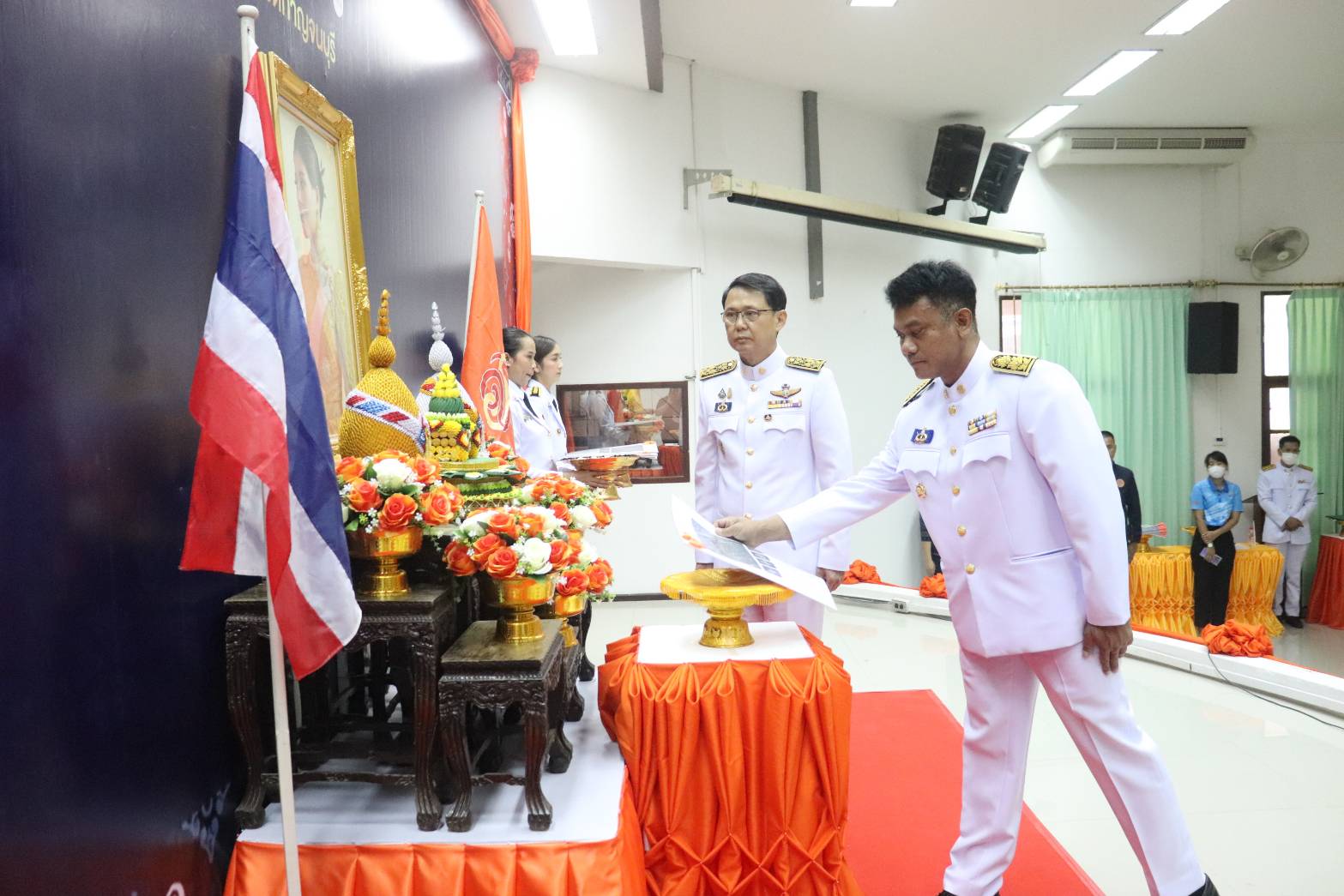 พช.กาญจนบุรี จัดพิธีมอบลายผ้าพระราชทาน “ผ้าลายดอกรักราชกัญญา” สืบสานพระราชปณิธาน ต่อยอดการพัฒนา สร้างงาน สร้างรายได้ กระจายสู่ชุมชนอย่างยั่งยืน