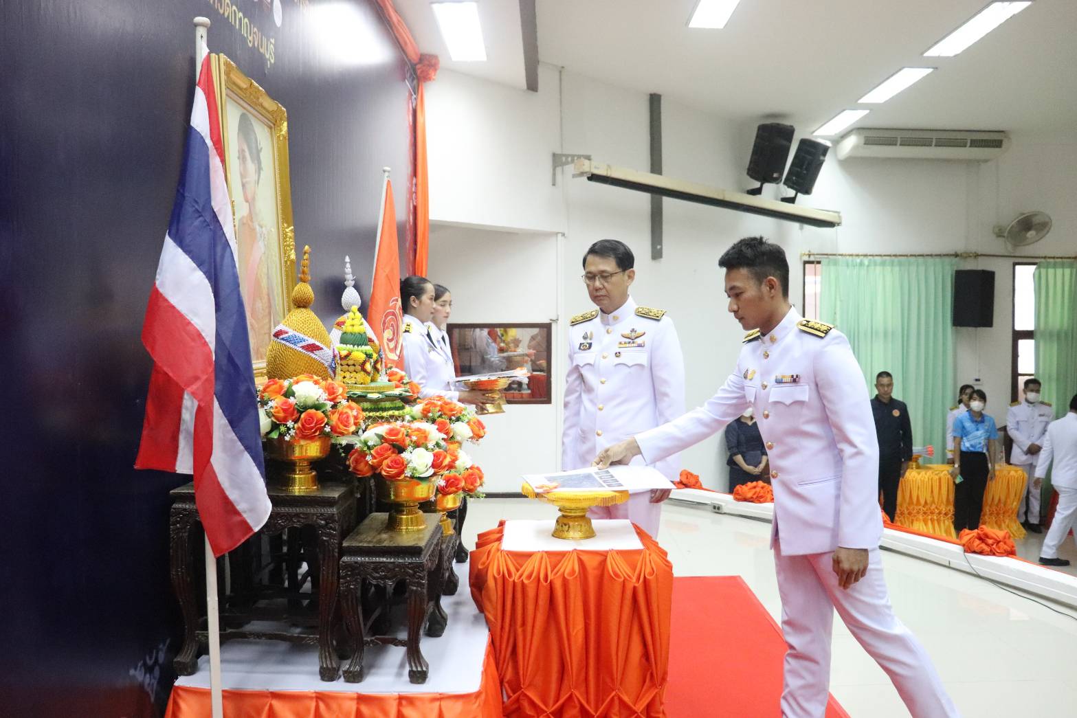 พช.กาญจนบุรี จัดพิธีมอบลายผ้าพระราชทาน “ผ้าลายดอกรักราชกัญญา” สืบสานพระราชปณิธาน ต่อยอดการพัฒนา สร้างงาน สร้างรายได้ กระจายสู่ชุมชนอย่างยั่งยืน