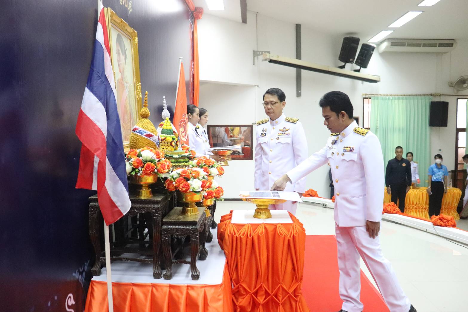 พช.กาญจนบุรี จัดพิธีมอบลายผ้าพระราชทาน “ผ้าลายดอกรักราชกัญญา” สืบสานพระราชปณิธาน ต่อยอดการพัฒนา สร้างงาน สร้างรายได้ กระจายสู่ชุมชนอย่างยั่งยืน