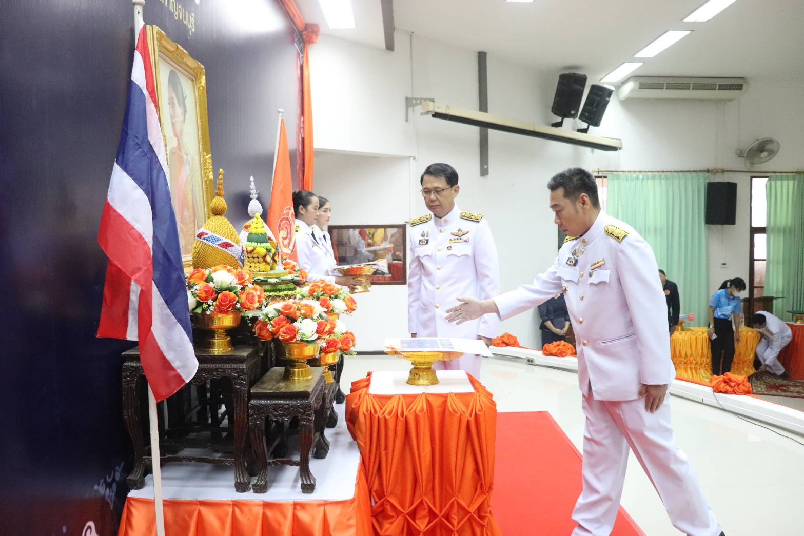พช.กาญจนบุรี จัดพิธีมอบลายผ้าพระราชทาน “ผ้าลายดอกรักราชกัญญา” สืบสานพระราชปณิธาน ต่อยอดการพัฒนา สร้างงาน สร้างรายได้ กระจายสู่ชุมชนอย่างยั่งยืน