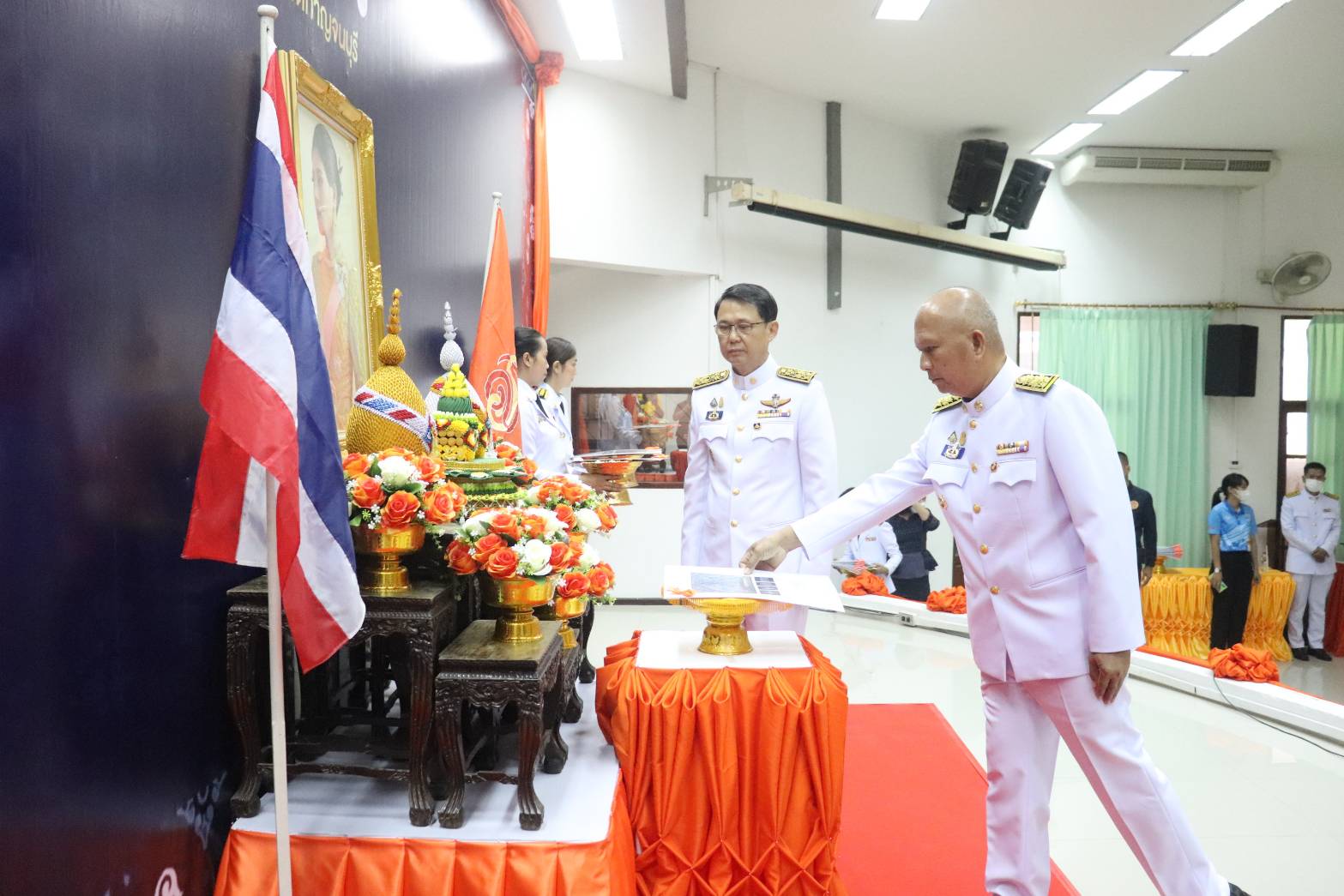 พช.กาญจนบุรี จัดพิธีมอบลายผ้าพระราชทาน “ผ้าลายดอกรักราชกัญญา” สืบสานพระราชปณิธาน ต่อยอดการพัฒนา สร้างงาน สร้างรายได้ กระจายสู่ชุมชนอย่างยั่งยืน