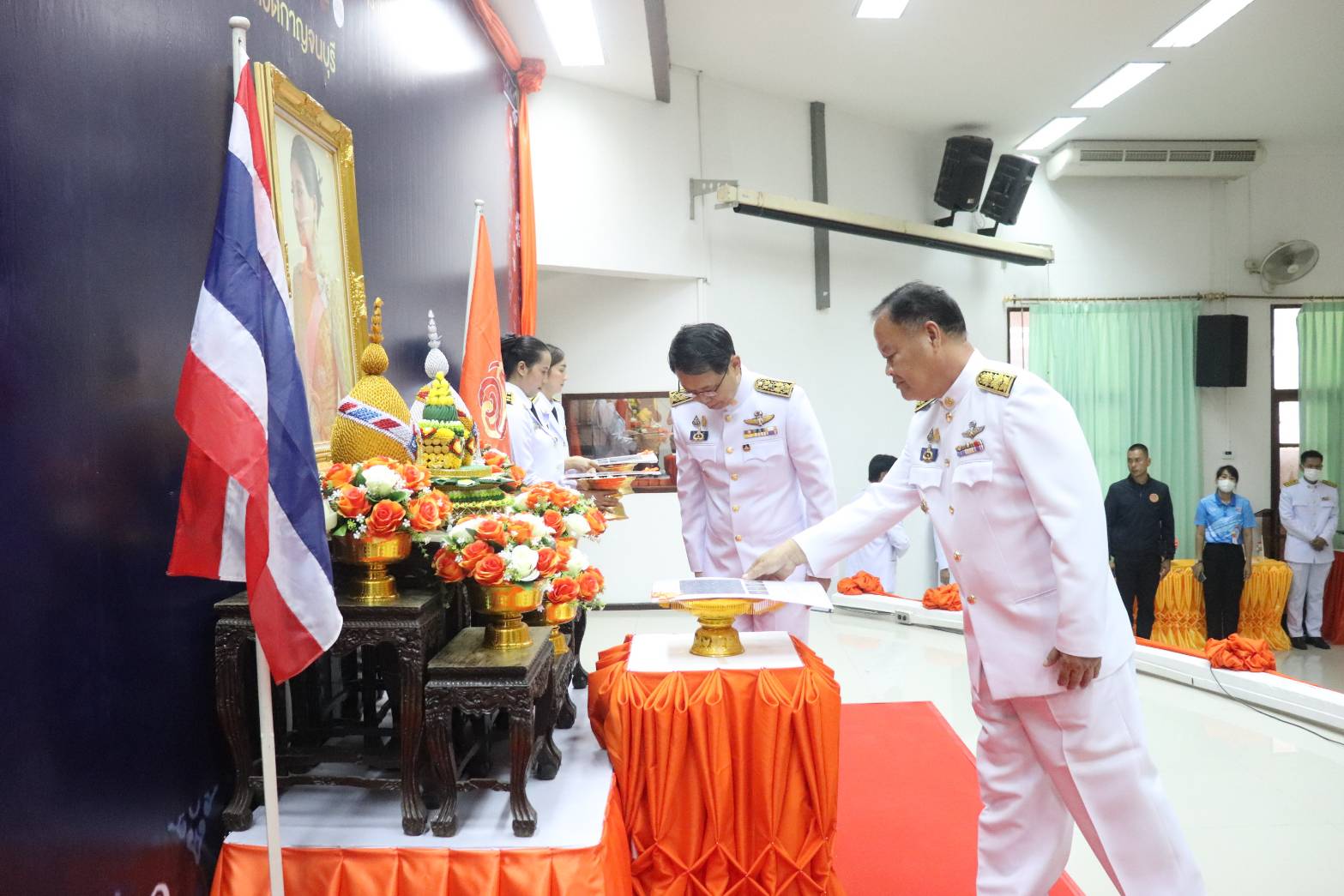 พช.กาญจนบุรี จัดพิธีมอบลายผ้าพระราชทาน “ผ้าลายดอกรักราชกัญญา” สืบสานพระราชปณิธาน ต่อยอดการพัฒนา สร้างงาน สร้างรายได้ กระจายสู่ชุมชนอย่างยั่งยืน
