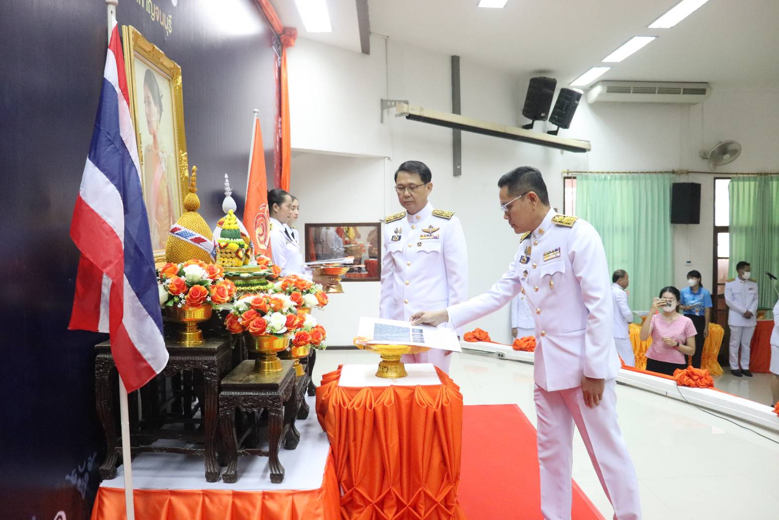พช.กาญจนบุรี จัดพิธีมอบลายผ้าพระราชทาน “ผ้าลายดอกรักราชกัญญา” สืบสานพระราชปณิธาน ต่อยอดการพัฒนา สร้างงาน สร้างรายได้ กระจายสู่ชุมชนอย่างยั่งยืน
