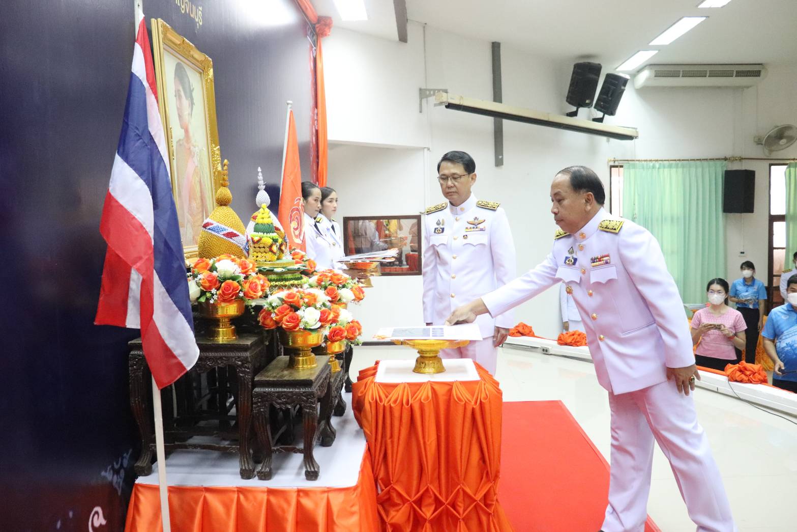 พช.กาญจนบุรี จัดพิธีมอบลายผ้าพระราชทาน “ผ้าลายดอกรักราชกัญญา” สืบสานพระราชปณิธาน ต่อยอดการพัฒนา สร้างงาน สร้างรายได้ กระจายสู่ชุมชนอย่างยั่งยืน