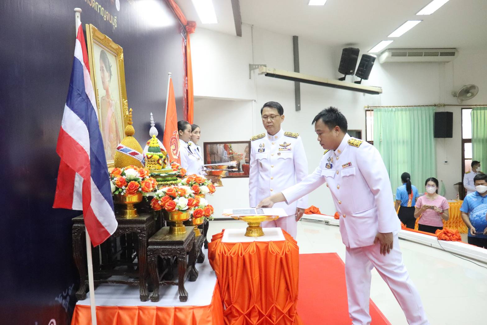 พช.กาญจนบุรี จัดพิธีมอบลายผ้าพระราชทาน “ผ้าลายดอกรักราชกัญญา” สืบสานพระราชปณิธาน ต่อยอดการพัฒนา สร้างงาน สร้างรายได้ กระจายสู่ชุมชนอย่างยั่งยืน