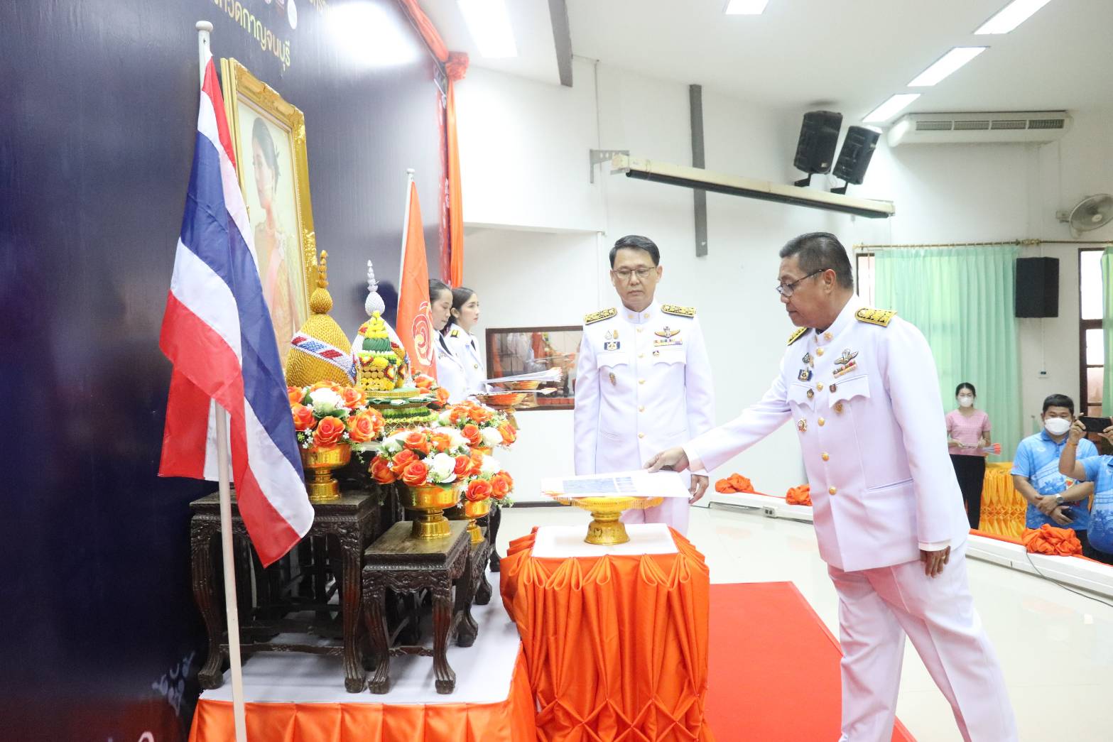 พช.กาญจนบุรี จัดพิธีมอบลายผ้าพระราชทาน “ผ้าลายดอกรักราชกัญญา” สืบสานพระราชปณิธาน ต่อยอดการพัฒนา สร้างงาน สร้างรายได้ กระจายสู่ชุมชนอย่างยั่งยืน