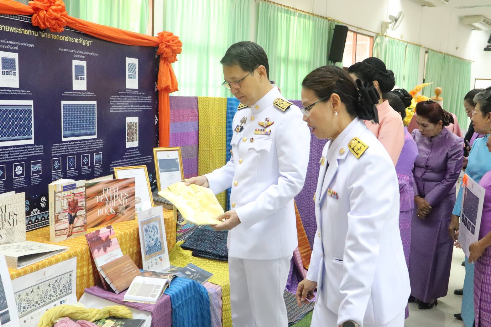 พช.กาญจนบุรี จัดพิธีมอบลายผ้าพระราชทาน “ผ้าลายดอกรักราชกัญญา” สืบสานพระราชปณิธาน ต่อยอดการพัฒนา สร้างงาน สร้างรายได้ กระจายสู่ชุมชนอย่างยั่งยืน