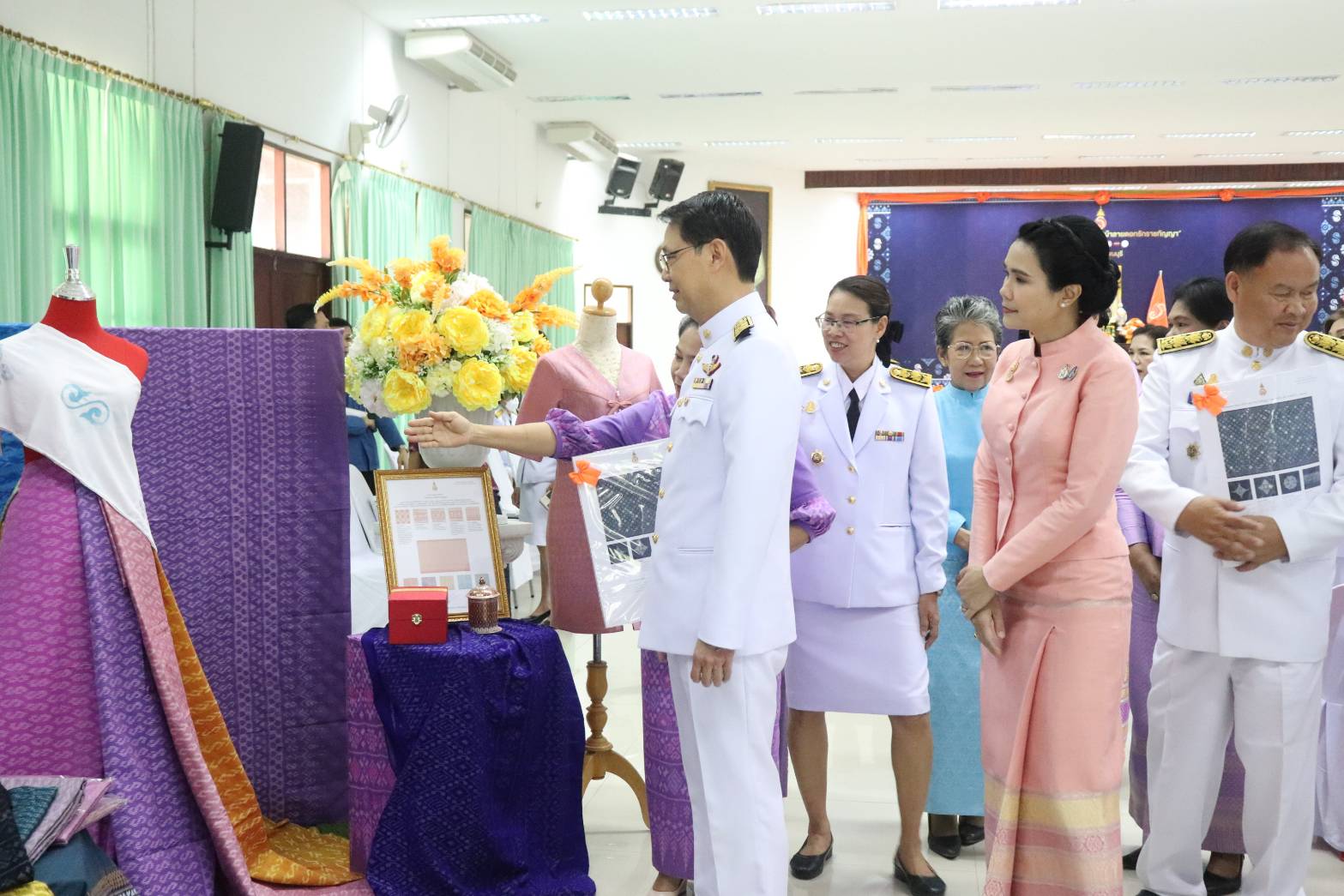พช.กาญจนบุรี จัดพิธีมอบลายผ้าพระราชทาน “ผ้าลายดอกรักราชกัญญา” สืบสานพระราชปณิธาน ต่อยอดการพัฒนา สร้างงาน สร้างรายได้ กระจายสู่ชุมชนอย่างยั่งยืน