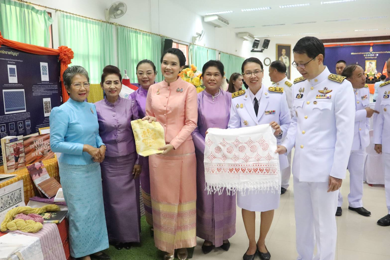 พช.กาญจนบุรี จัดพิธีมอบลายผ้าพระราชทาน “ผ้าลายดอกรักราชกัญญา” สืบสานพระราชปณิธาน ต่อยอดการพัฒนา สร้างงาน สร้างรายได้ กระจายสู่ชุมชนอย่างยั่งยืน