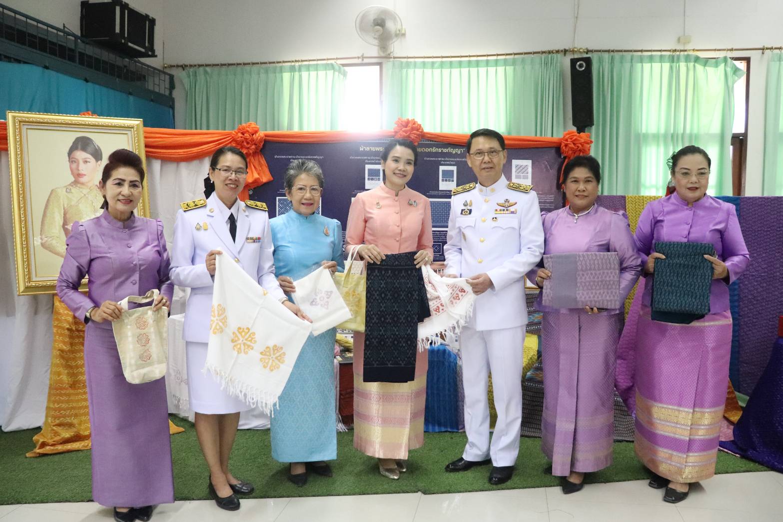 พช.กาญจนบุรี จัดพิธีมอบลายผ้าพระราชทาน “ผ้าลายดอกรักราชกัญญา” สืบสานพระราชปณิธาน ต่อยอดการพัฒนา สร้างงาน สร้างรายได้ กระจายสู่ชุมชนอย่างยั่งยืน