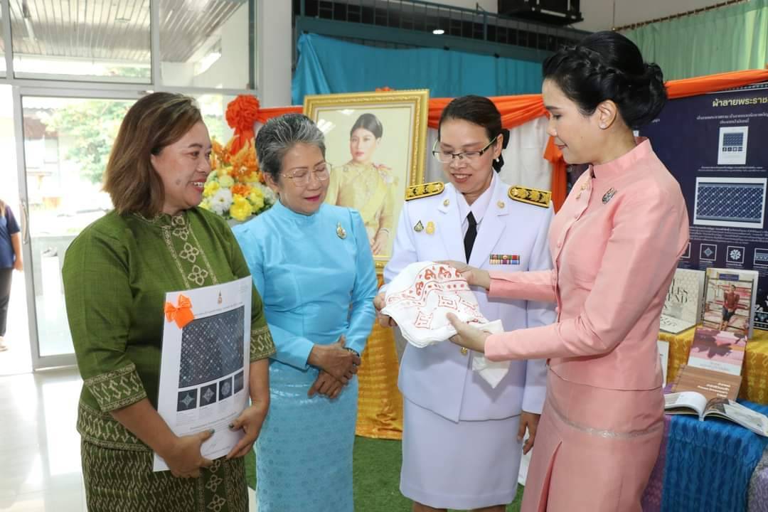 พช.กาญจนบุรี จัดพิธีมอบลายผ้าพระราชทาน “ผ้าลายดอกรักราชกัญญา” สืบสานพระราชปณิธาน ต่อยอดการพัฒนา สร้างงาน สร้างรายได้ กระจายสู่ชุมชนอย่างยั่งยืน