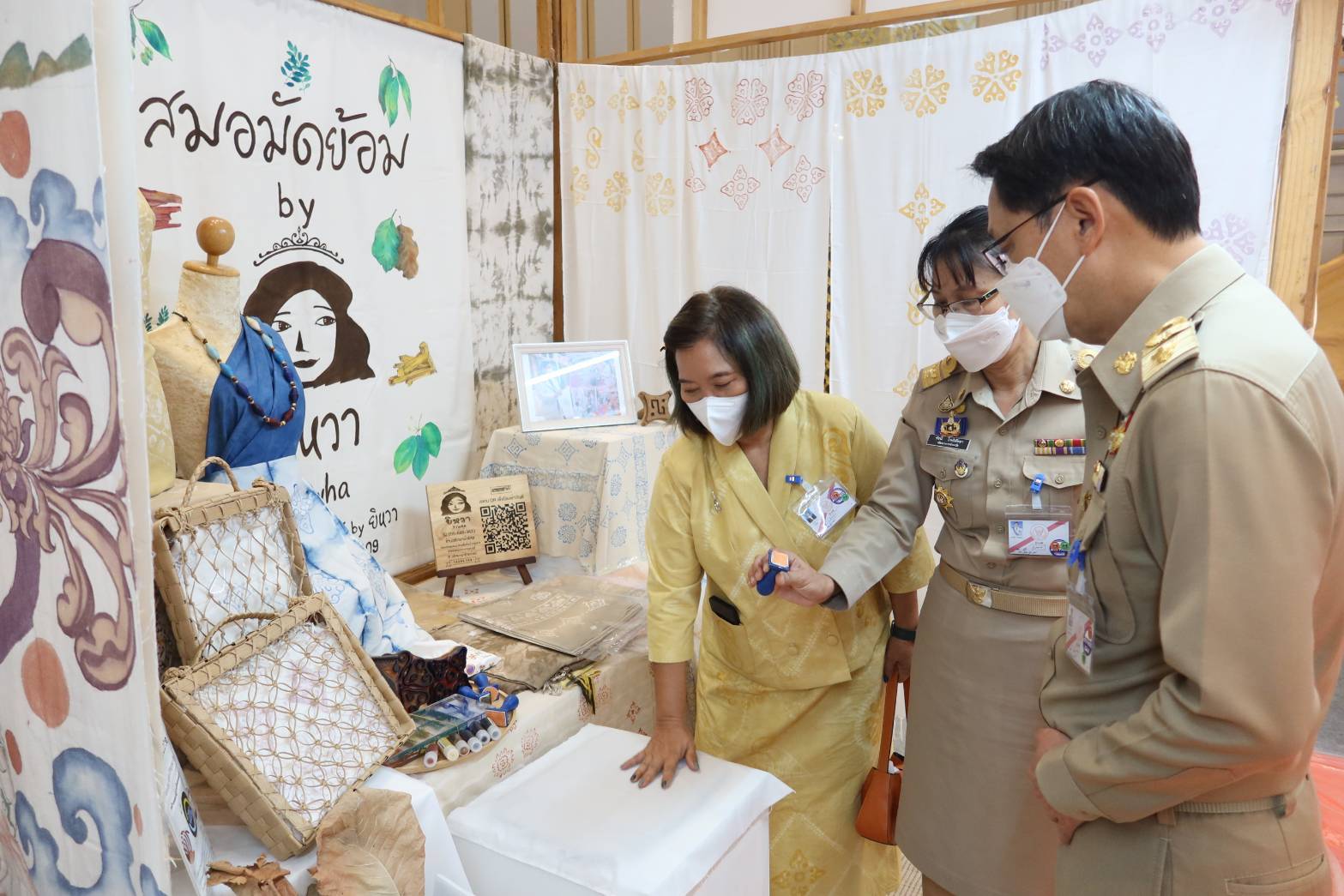 จังหวัดกาญจนบุรี ร่วมรับเสด็จสมเด็จพระเจ้าลูกเธอ เจ้าฟ้าสิริวัณณวรี นารีรัตนราชกัญญา เสด็จไปทอดพระเนตรการจัดแสดงและจำหน่ายผลิตภัณฑ์ผ้าไทยและงานหัตกรรมภาคกลาง