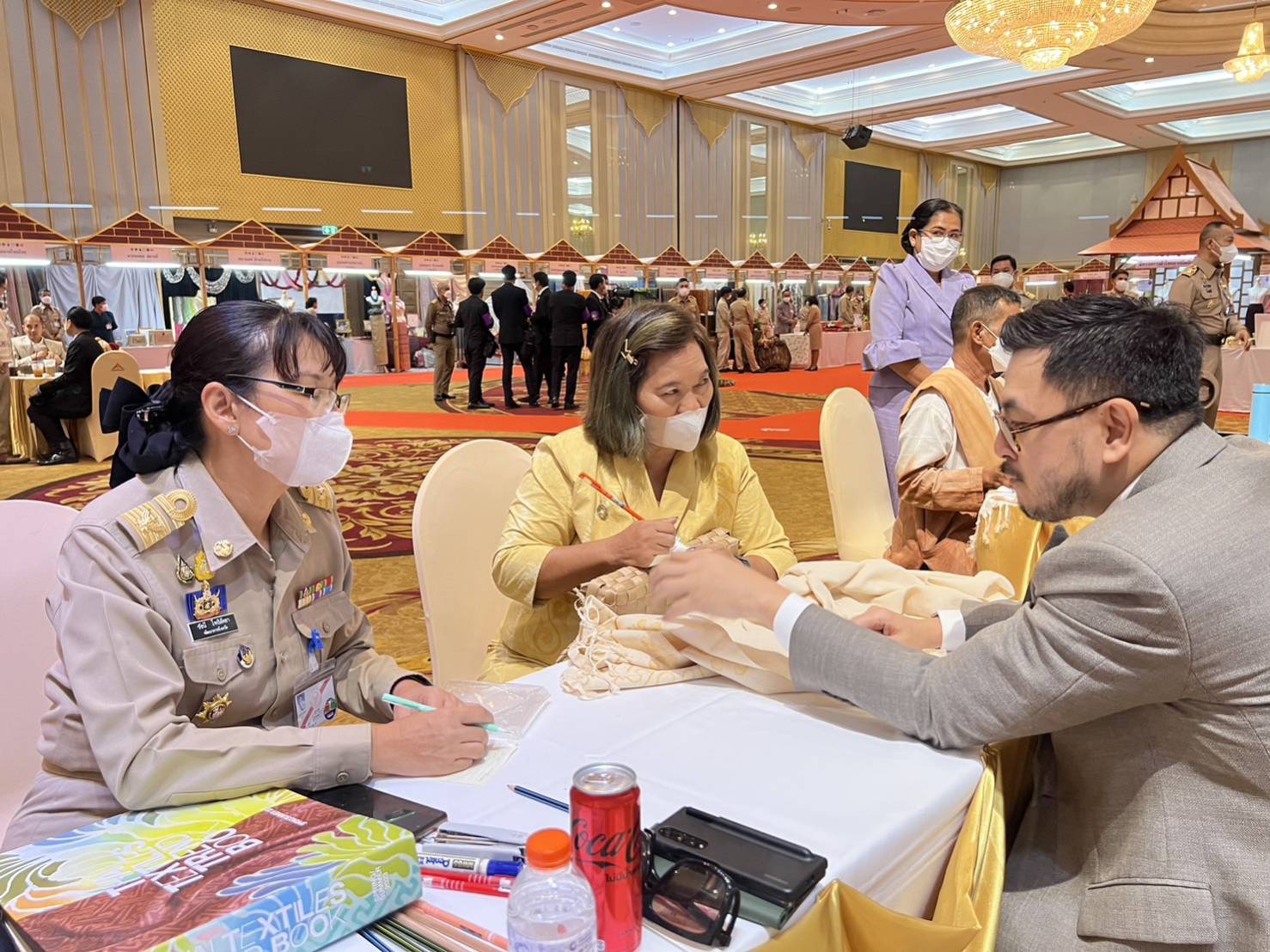 จังหวัดกาญจนบุรี ร่วมรับเสด็จสมเด็จพระเจ้าลูกเธอ เจ้าฟ้าสิริวัณณวรี นารีรัตนราชกัญญา เสด็จไปทอดพระเนตรการจัดแสดงและจำหน่ายผลิตภัณฑ์ผ้าไทยและงานหัตกรรมภาคกลาง
