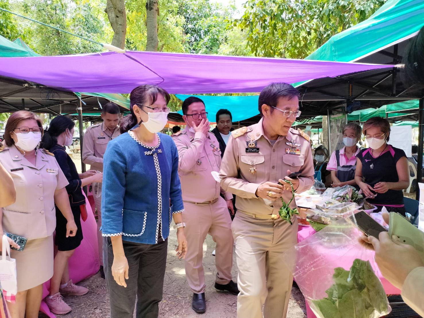 พช.กาญจนบุรี ปลื้ม !!! “ตลาดสตรีสีชมพู” ยอดจำหน่ายรวมทะลุเป้า หลักแสน พร้อมลุยเดินหน้าจัดกิจกรรมอย่างต่อเนื่องสร้างรอยยิ้มให้ผู้ประกอบการและผู้บริโภค