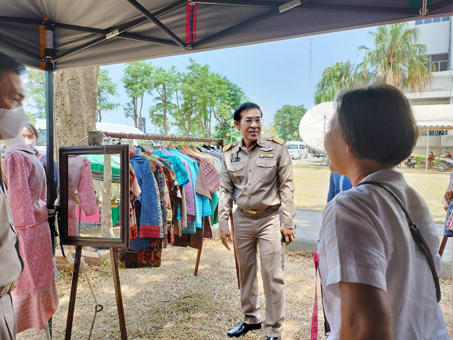พช.กาญจนบุรี ปลื้ม !!! “ตลาดสตรีสีชมพู” ยอดจำหน่ายรวมทะลุเป้า หลักแสน พร้อมลุยเดินหน้าจัดกิจกรรมอย่างต่อเนื่องสร้างรอยยิ้มให้ผู้ประกอบการและผู้บริโภค